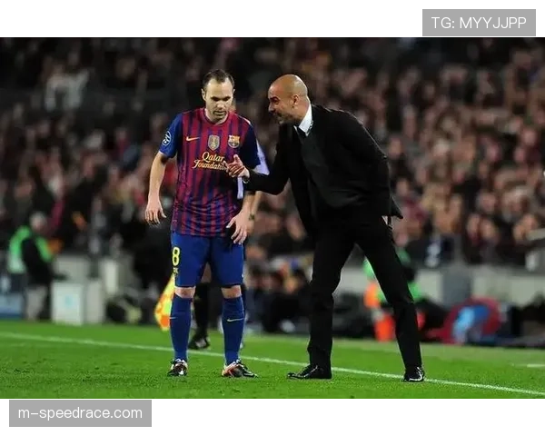 特写：在训练场边，瓜迪奥拉亲自向年轻球员演示任意球进攻中的跑动线路